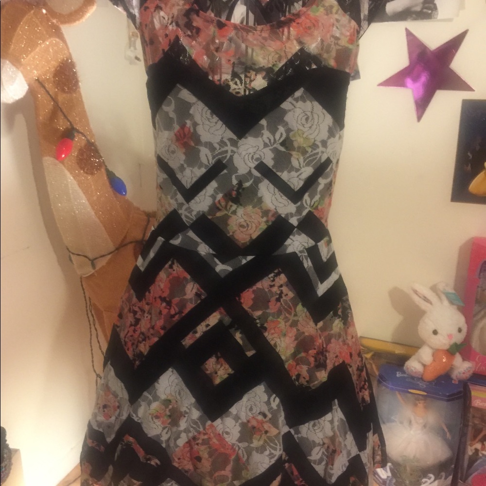 Abstract patterned dress 💜 - Picture 2 of 2